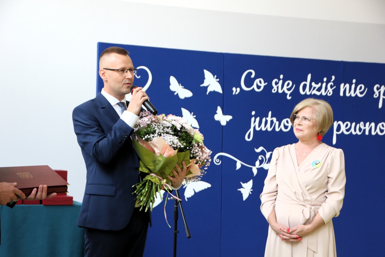 Uroczyste rozpoczęcie roku szkolnego 2025/26 w Dzbeninie [01.09.2025] - zdjęcie #27 - eOstroleka.pl