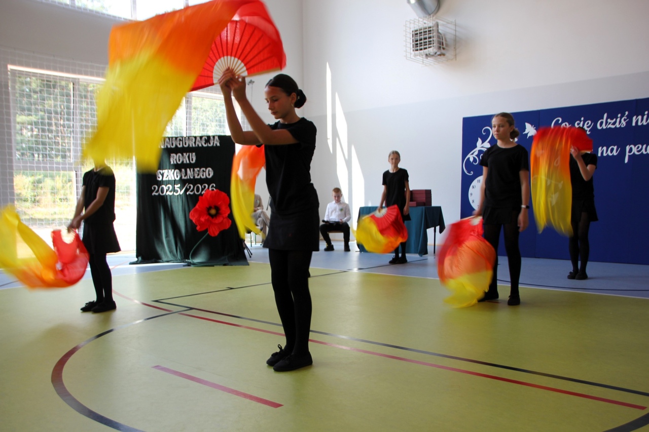 Uroczyste rozpoczęcie roku szkolnego 2025/26 w Dzbeninie [01.09.2025] - zdjęcie #26 - eOstroleka.pl