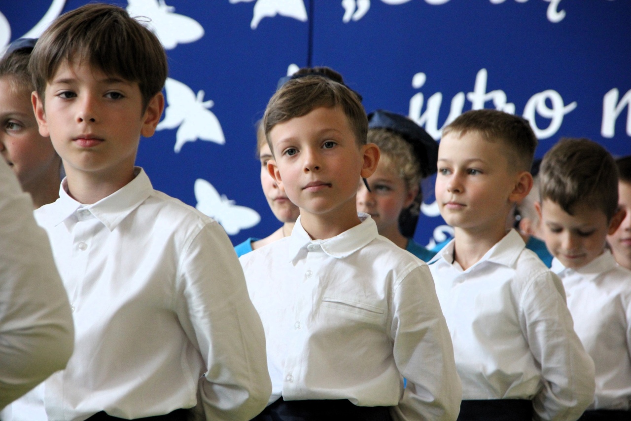 Uroczyste rozpoczęcie roku szkolnego 2025/26 w Dzbeninie [01.09.2025] - zdjęcie #21 - eOstroleka.pl