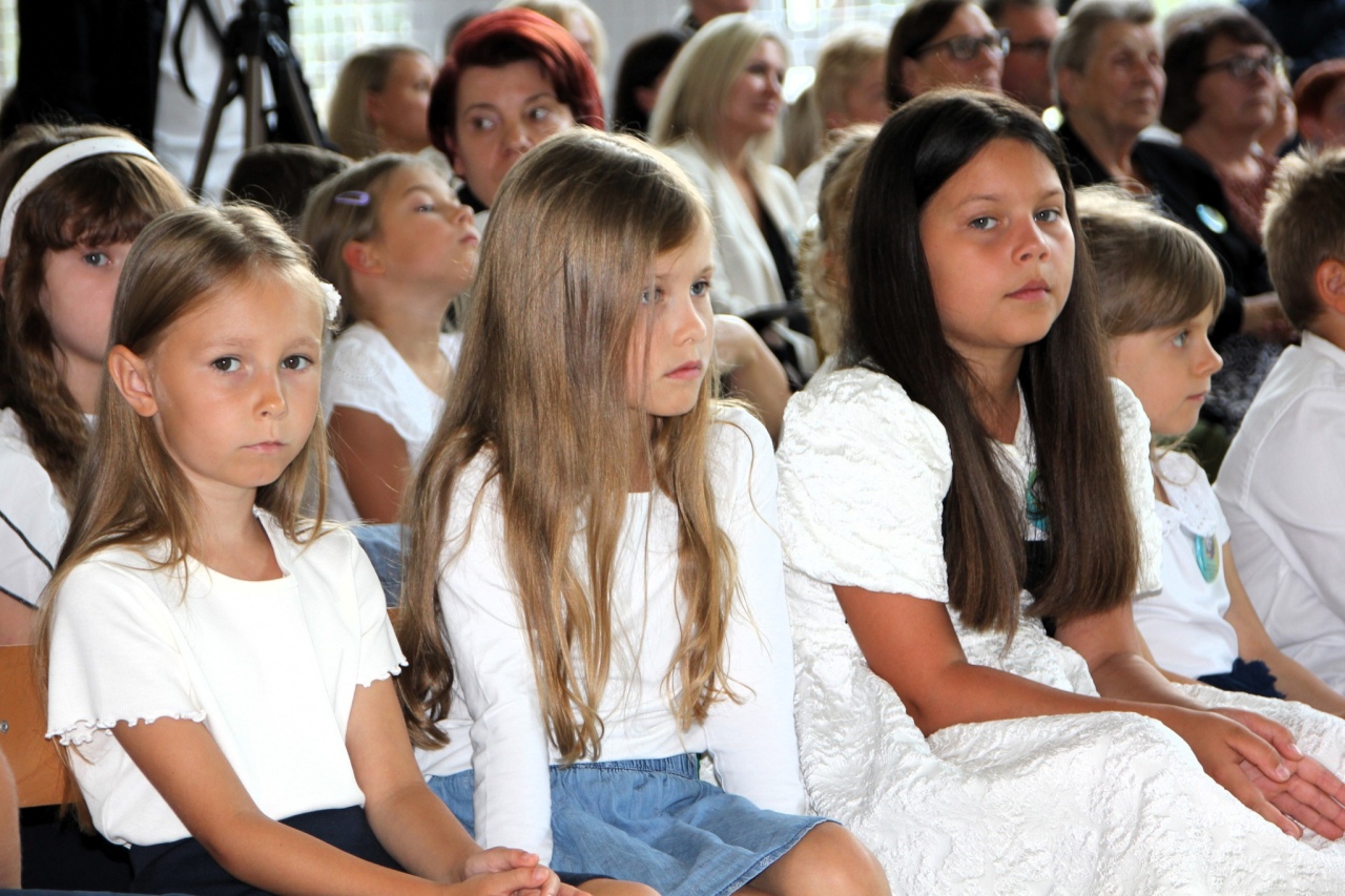 Uroczyste rozpoczęcie roku szkolnego 2025/26 w Dzbeninie [01.09.2025] - zdjęcie #17 - eOstroleka.pl