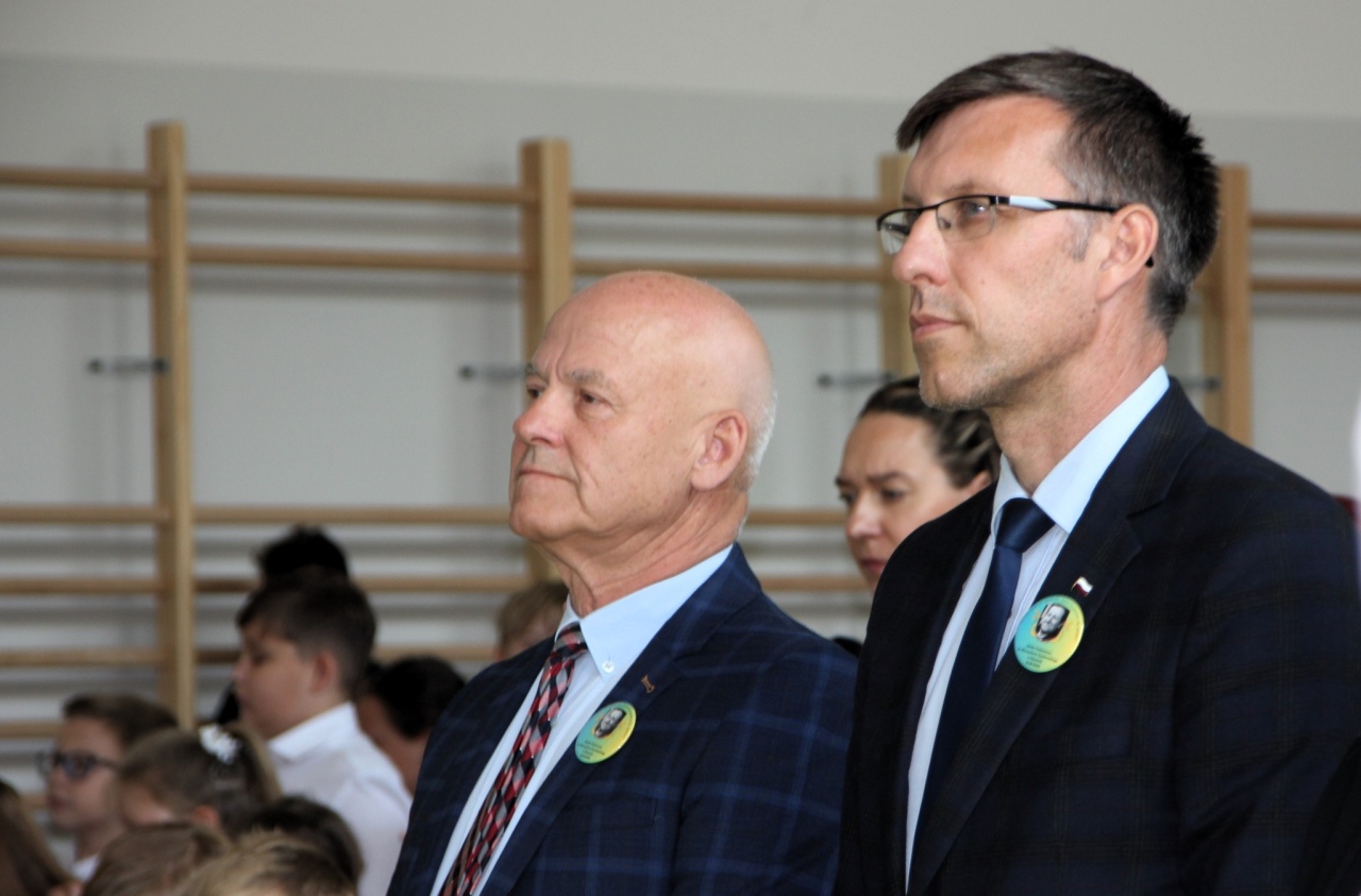 Uroczyste rozpoczęcie roku szkolnego 2025/26 w Dzbeninie [01.09.2025] - zdjęcie #15 - eOstroleka.pl