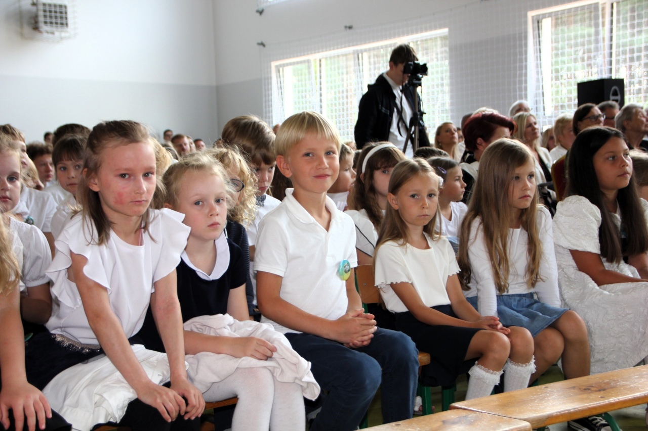 Uroczyste rozpoczęcie roku szkolnego 2025/26 w Dzbeninie [01.09.2025] - zdjęcie #12 - eOstroleka.pl