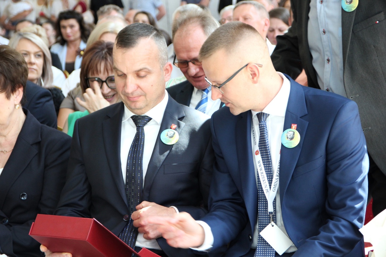 Uroczyste rozpoczęcie roku szkolnego 2025/26 w Dzbeninie [01.09.2025] - zdjęcie #4 - eOstroleka.pl