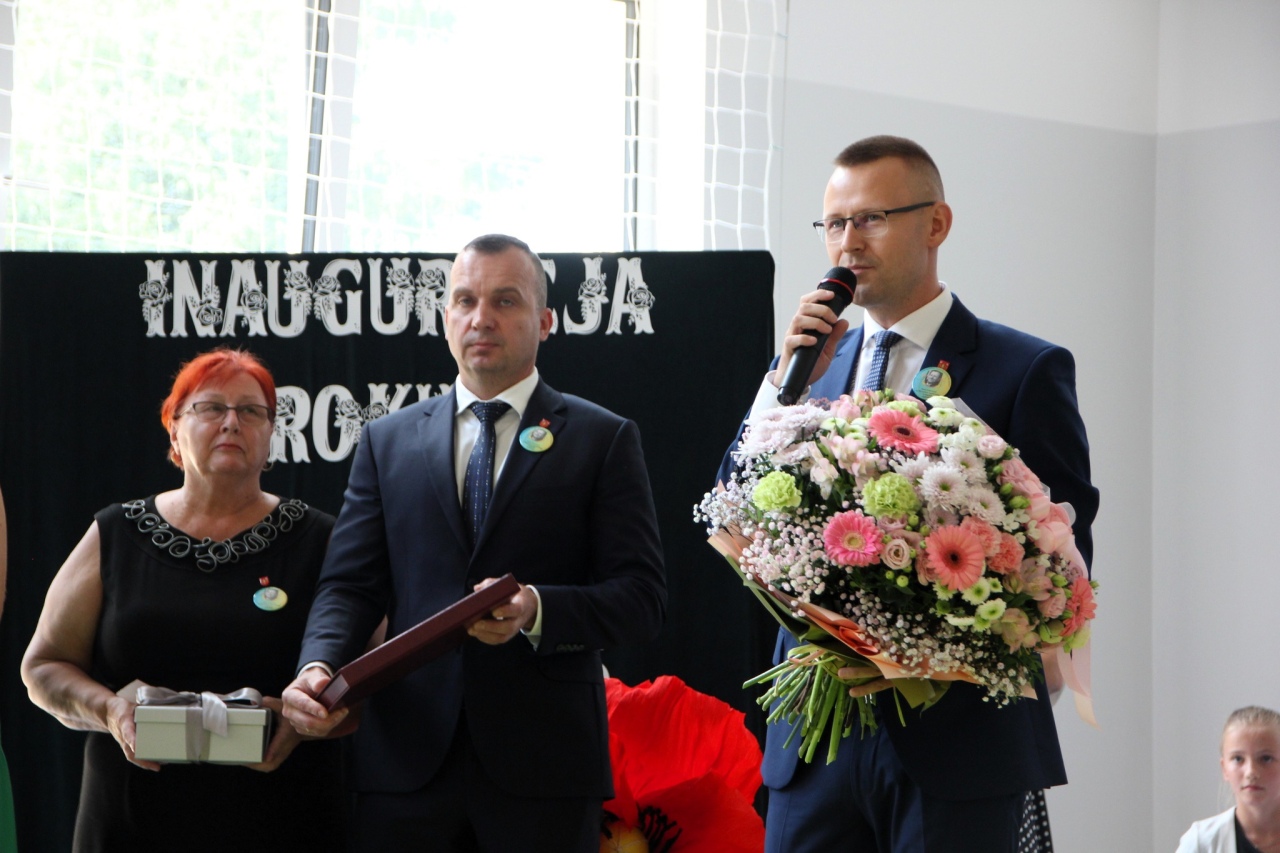 Uroczyste rozpoczęcie roku szkolnego 2025/26 w Dzbeninie [01.09.2025] - zdjęcie #3 - eOstroleka.pl