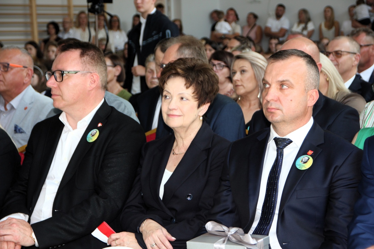 Uroczyste rozpoczęcie roku szkolnego 2025/26 w Dzbeninie [01.09.2025] - zdjęcie #2 - eOstroleka.pl