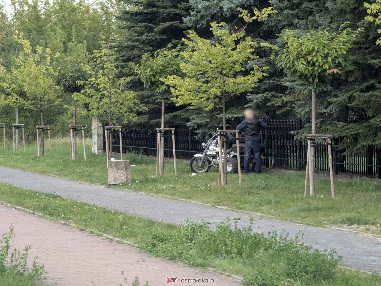 Nietypowy wypadek na ulicy Bohaterów Warszawy [05.09.2025] - zdjęcie #3 - eOstroleka.pl