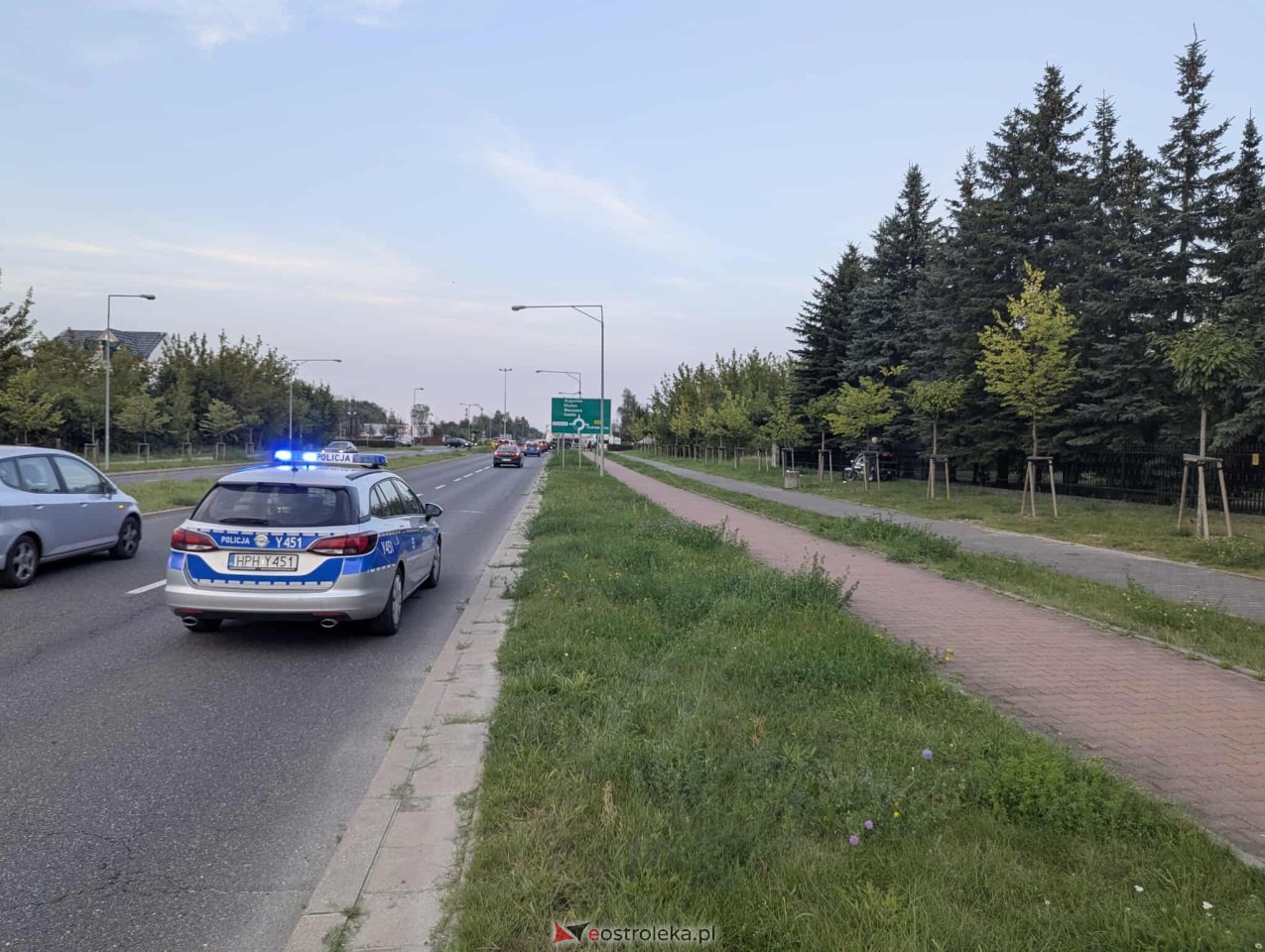 Nietypowy wypadek na ulicy Bohaterów Warszawy [05.09.2025] - zdjęcie #2 - eOstroleka.pl