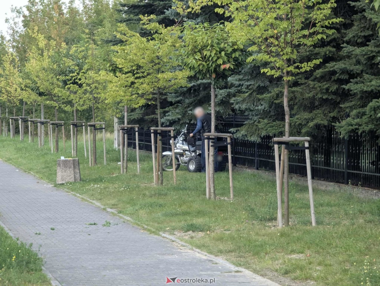 Nietypowy wypadek na ulicy Bohaterów Warszawy [05.09.2025] - zdjęcie #1 - eOstroleka.pl