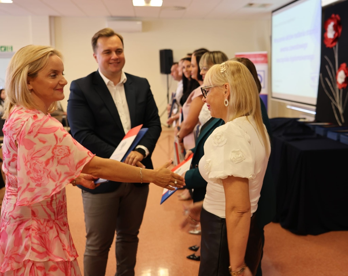 Awanse zawodowe nauczycieli w Ostrołęce - fot. Mazowiecka Kurator Oświaty [5.09.2025] - zdjęcie #4 - eOstroleka.pl