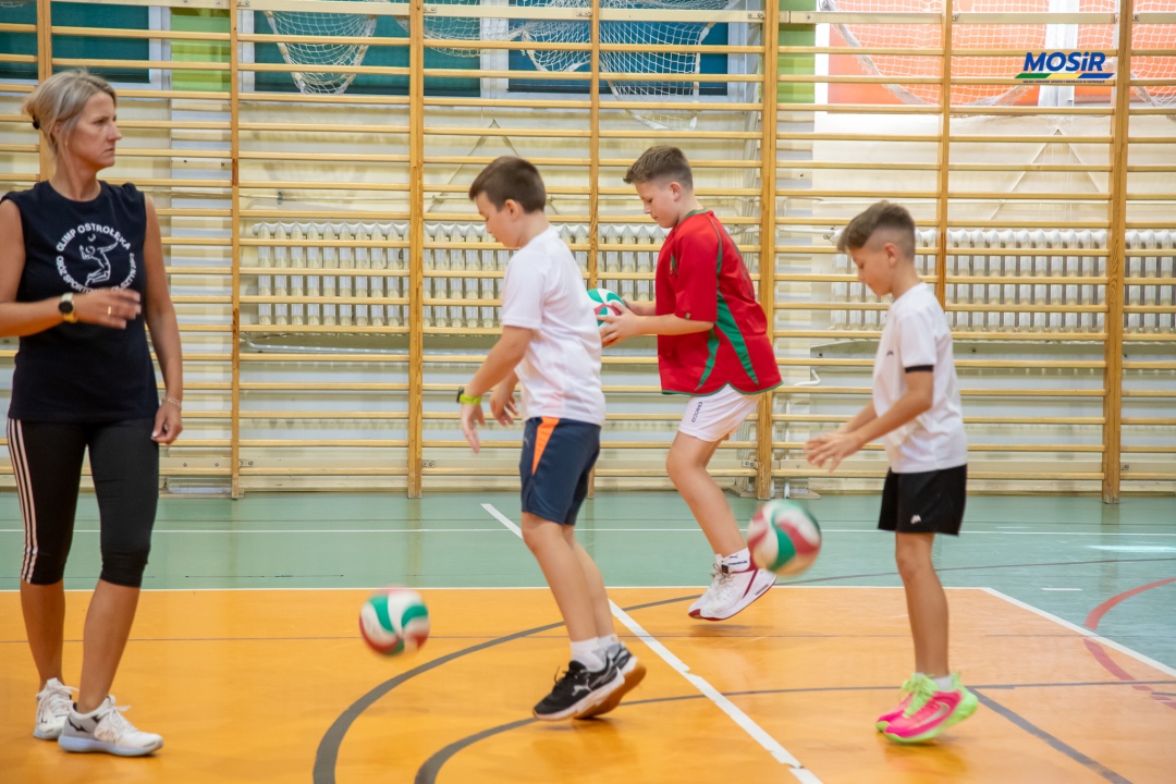 Wakacyjne treningi siatkówki - fot. MOSIR Ostrołęka  - zdjęcie #16 - eOstroleka.pl