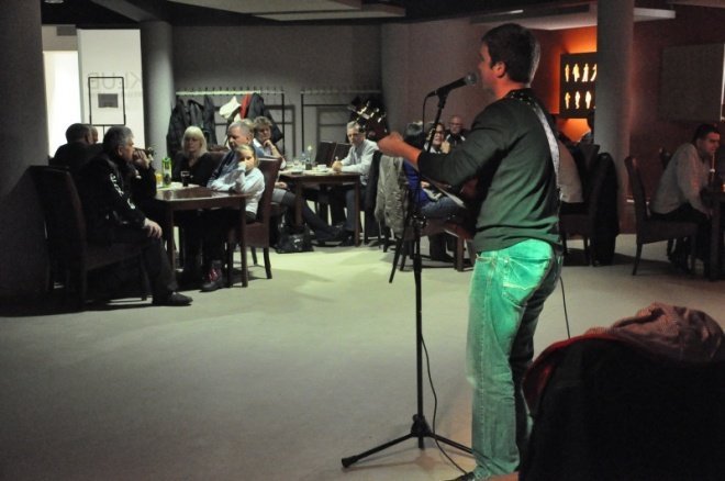 Szanty i ballady w Klubie u Studentów (16.X.2011) - zdjęcie #17 - eOstroleka.pl