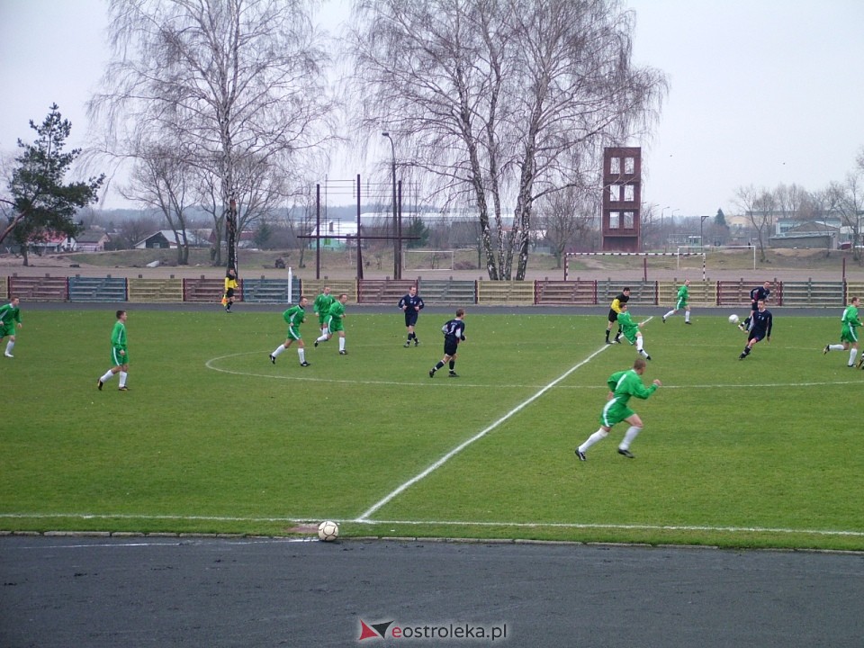Korona Ostrołęka - Tęcza Płońsk, mecz V ligi, kwiecień 2004 - zdjęcie #8 - eOstroleka.pl