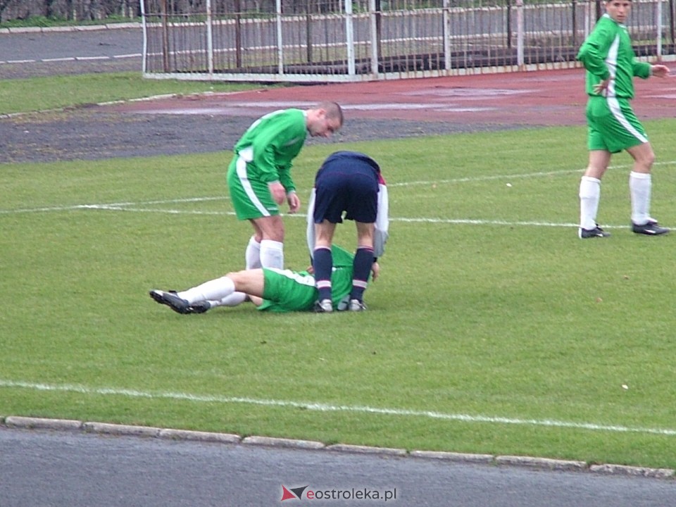 Korona Ostrołęka - Tęcza Płońsk, mecz V ligi, kwiecień 2004 - zdjęcie #7 - eOstroleka.pl