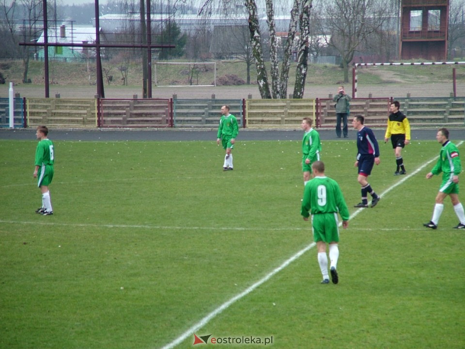 Korona Ostrołęka - Tęcza Płońsk, mecz V ligi, kwiecień 2004 - zdjęcie #6 - eOstroleka.pl