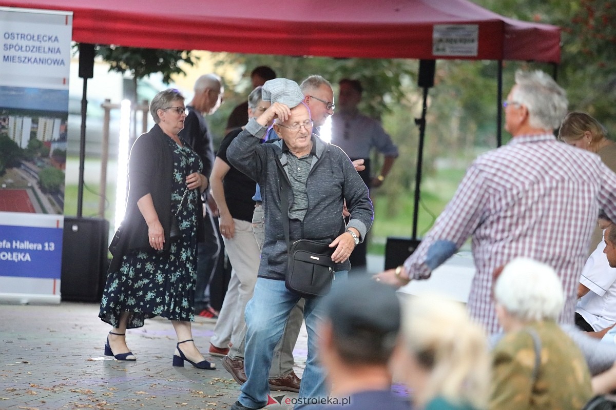 Potańcówka na pożegnanie lata na osiedlu Dzieci Polskich [06.09.2025] - zdjęcie #48 - eOstroleka.pl