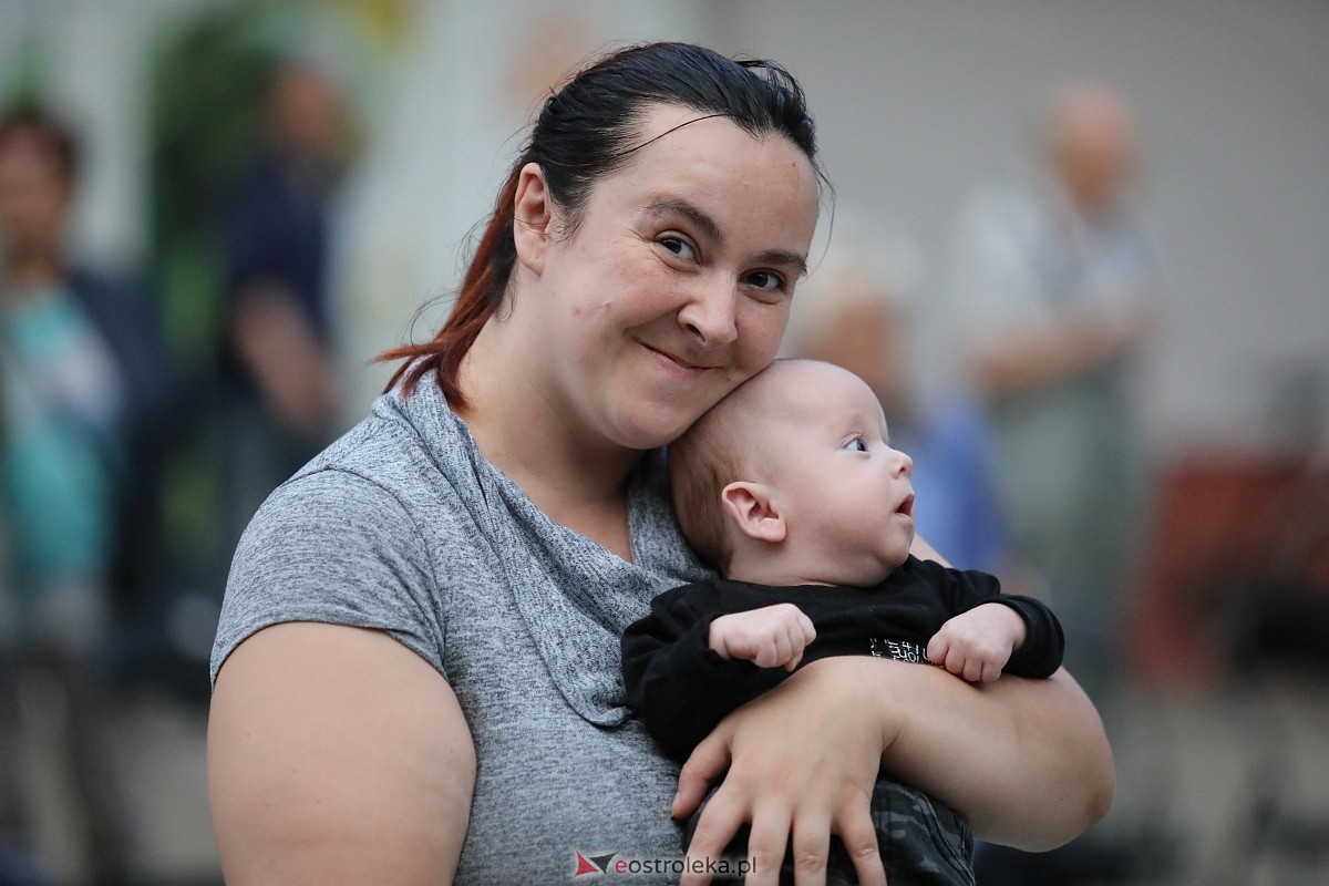 Potańcówka na pożegnanie lata na osiedlu Dzieci Polskich [06.09.2025] - zdjęcie #45 - eOstroleka.pl