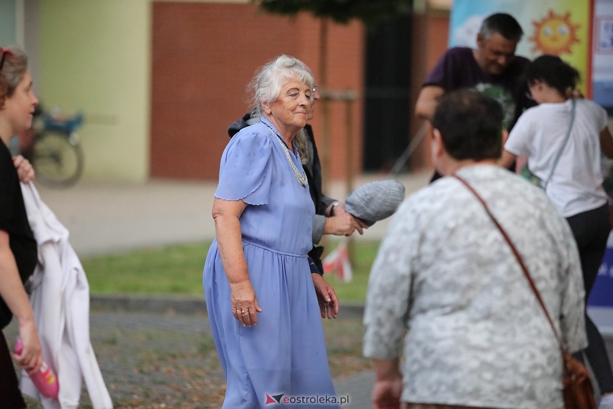 Potańcówka na pożegnanie lata na osiedlu Dzieci Polskich [06.09.2025] - zdjęcie #16 - eOstroleka.pl