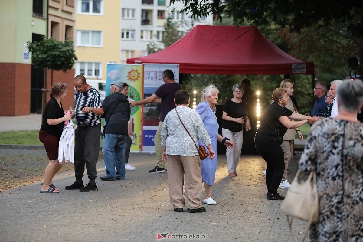 Potańcówka na pożegnanie lata na osiedlu Dzieci Polskich [06.09.2025] - zdjęcie #8 - eOstroleka.pl