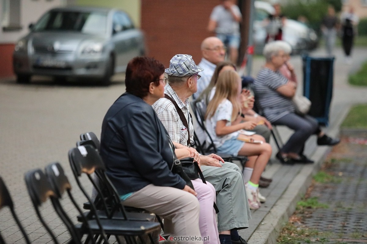 Potańcówka na pożegnanie lata na osiedlu Dzieci Polskich [06.09.2025] - zdjęcie #6 - eOstroleka.pl