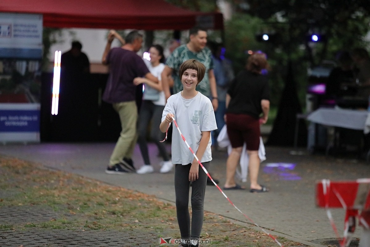 Potańcówka na pożegnanie lata na osiedlu Dzieci Polskich [06.09.2025] - zdjęcie #2 - eOstroleka.pl