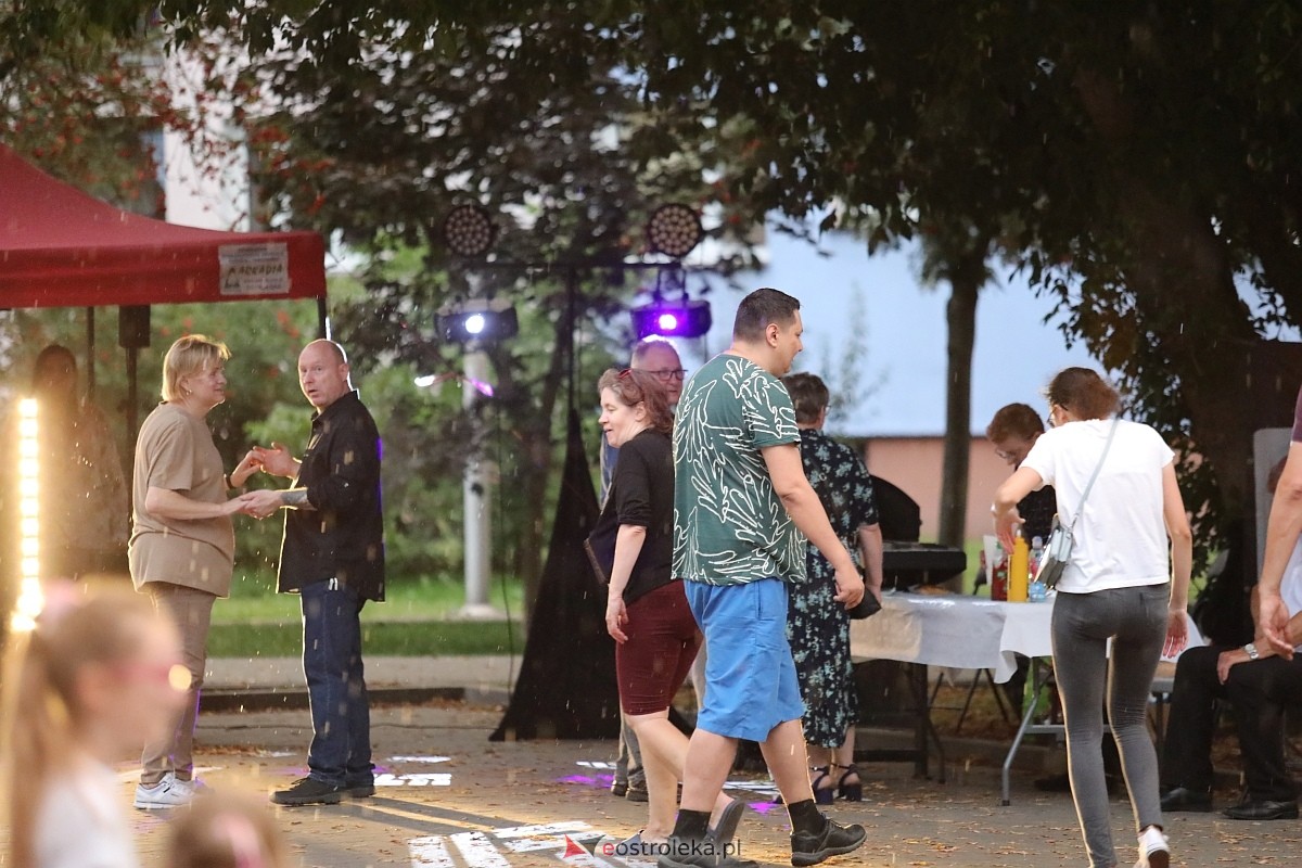 Potańcówka na pożegnanie lata na osiedlu Dzieci Polskich [06.09.2025] - zdjęcie #11 - eOstroleka.pl