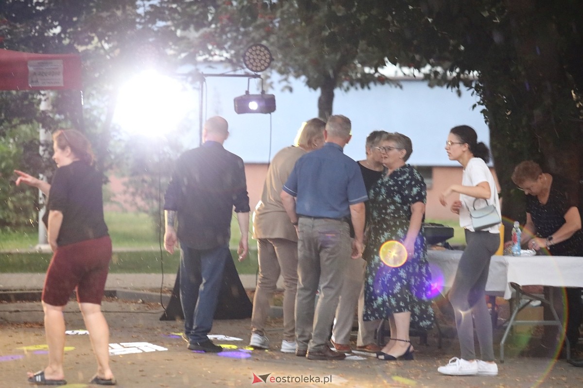 Potańcówka na pożegnanie lata na osiedlu Dzieci Polskich [06.09.2025] - zdjęcie #9 - eOstroleka.pl