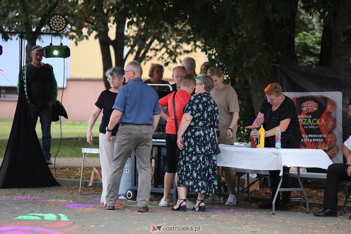 Potańcówka na pożegnanie lata na osiedlu Dzieci Polskich [06.09.2025] - zdjęcie #1 - eOstroleka.pl