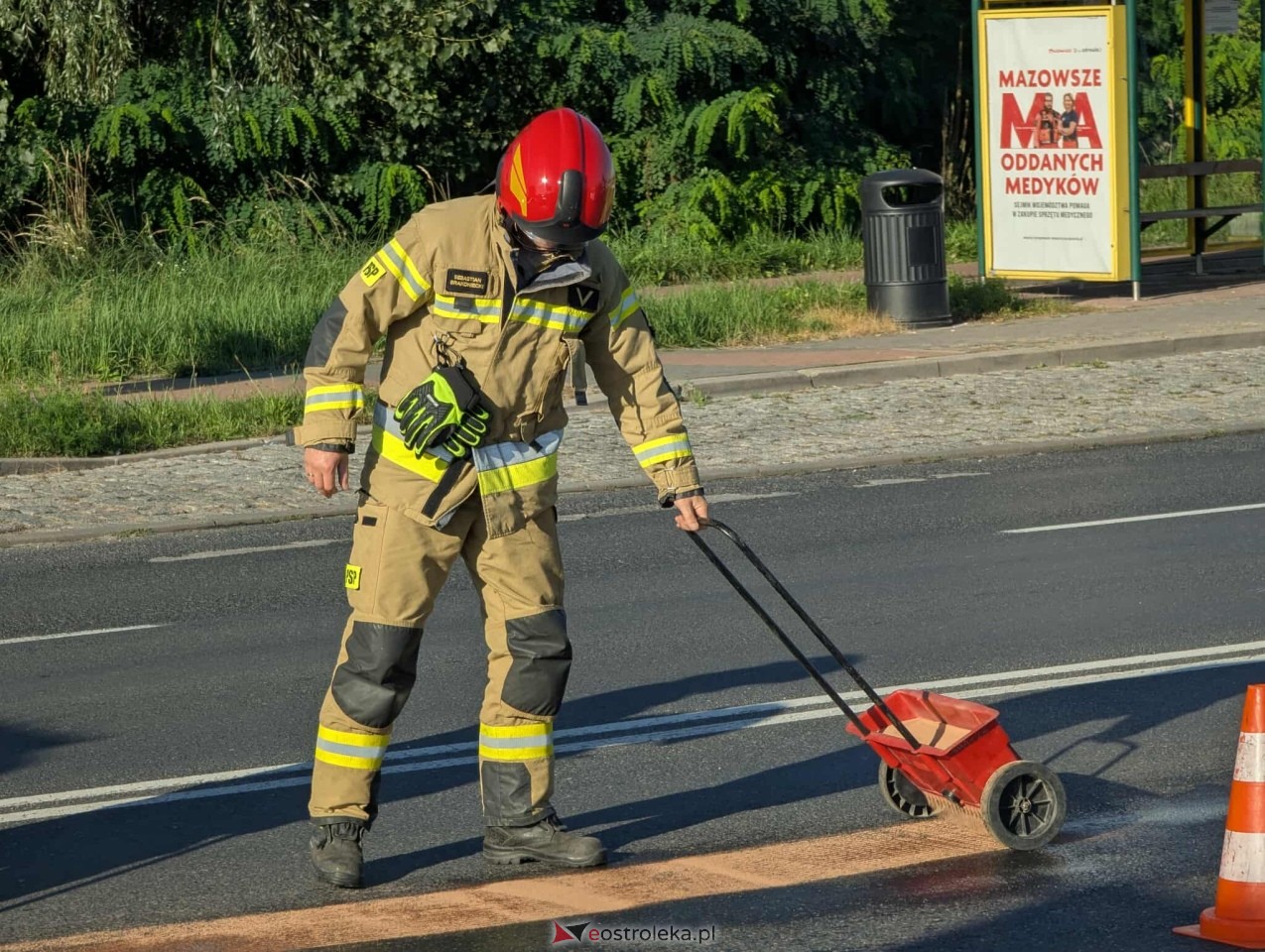 Plama oleju na ulicy Ostrowskiej w Ostrołęce [08.09.2025] - zdjęcie #15 - eOstroleka.pl
