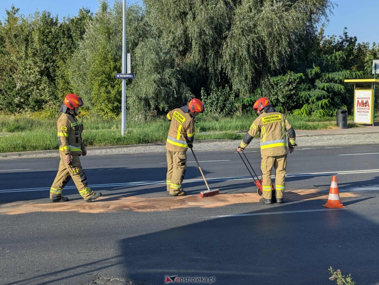 Plama oleju na ulicy Ostrowskiej w Ostrołęce [08.09.2025] - zdjęcie #12 - eOstroleka.pl