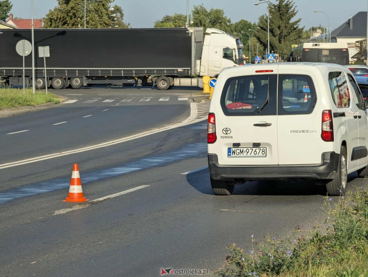 Plama oleju na ulicy Ostrowskiej w Ostrołęce [08.09.2025] - zdjęcie #11 - eOstroleka.pl
