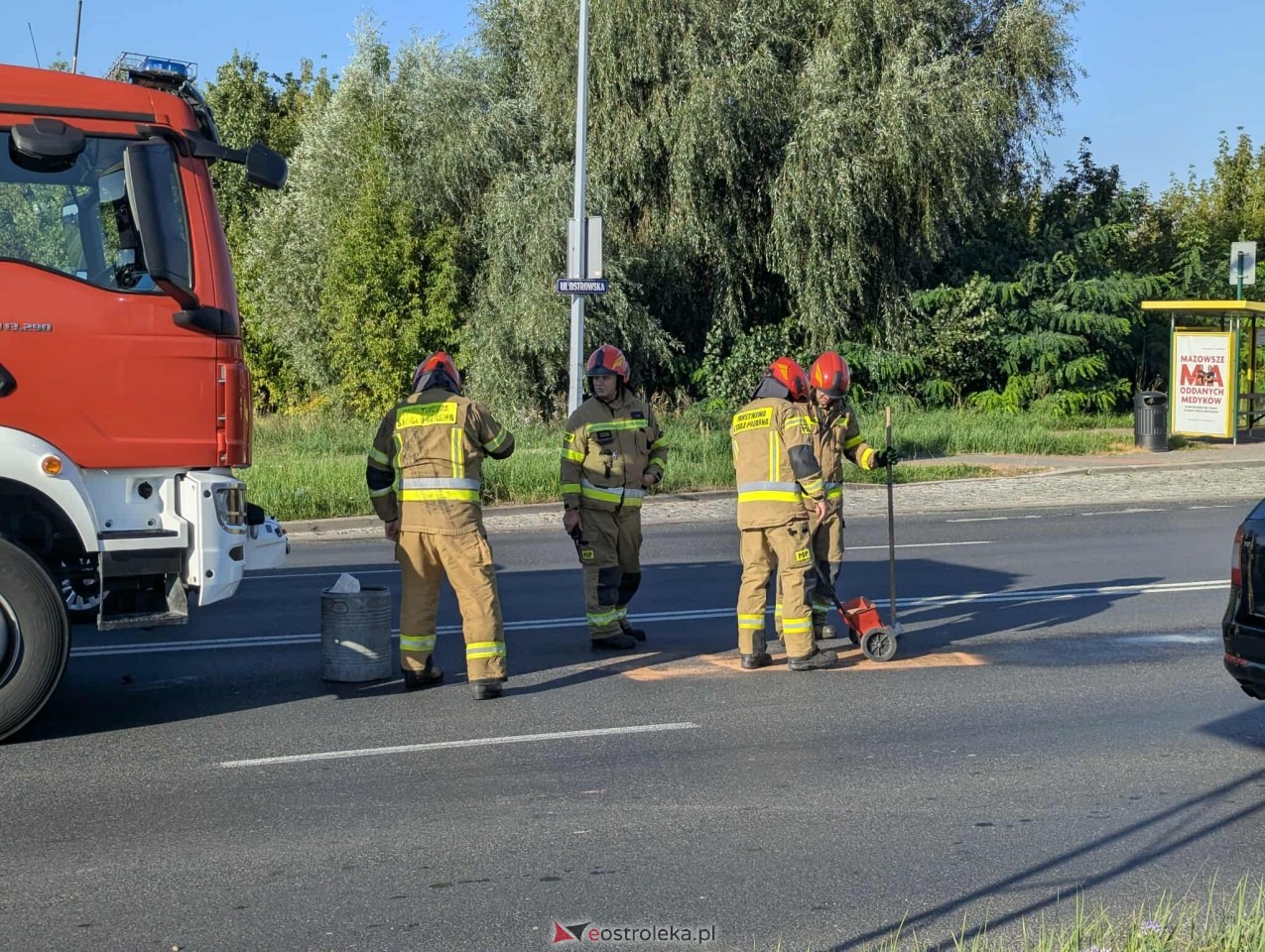 Plama oleju na ulicy Ostrowskiej w Ostrołęce [08.09.2025] - zdjęcie #8 - eOstroleka.pl
