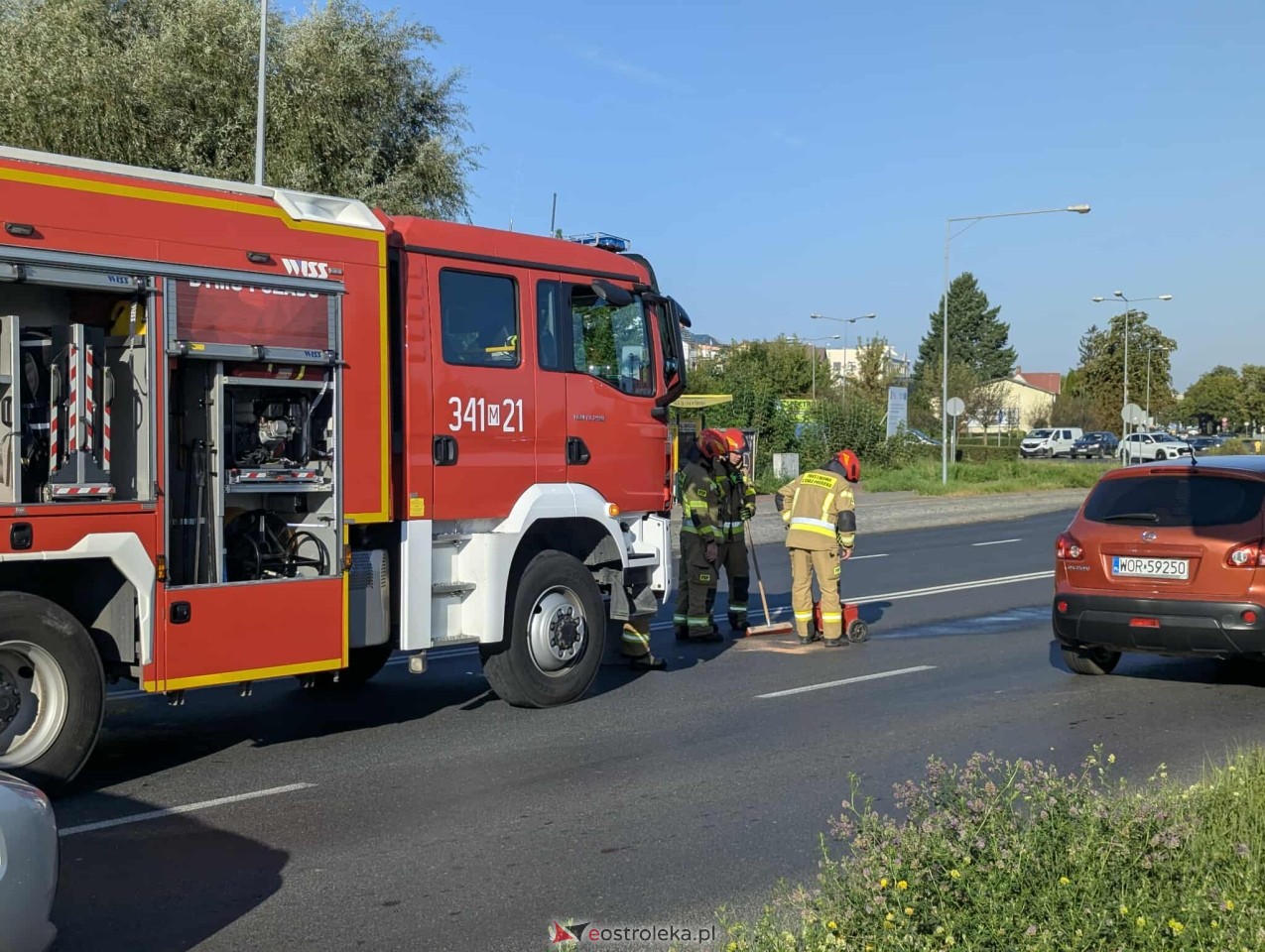 Plama oleju na ulicy Ostrowskiej w Ostrołęce [08.09.2025] - zdjęcie #6 - eOstroleka.pl
