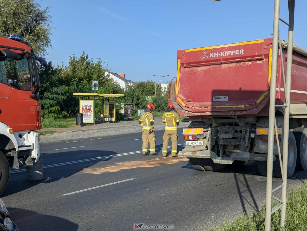 Plama oleju na ulicy Ostrowskiej w Ostrołęce [08.09.2025] - zdjęcie #5 - eOstroleka.pl