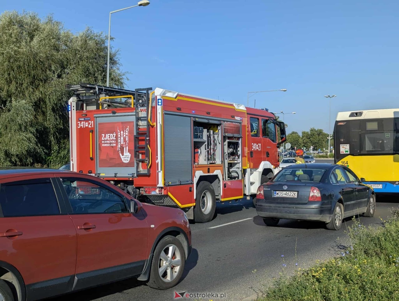 Plama oleju na ulicy Ostrowskiej w Ostrołęce [08.09.2025] - zdjęcie #4 - eOstroleka.pl