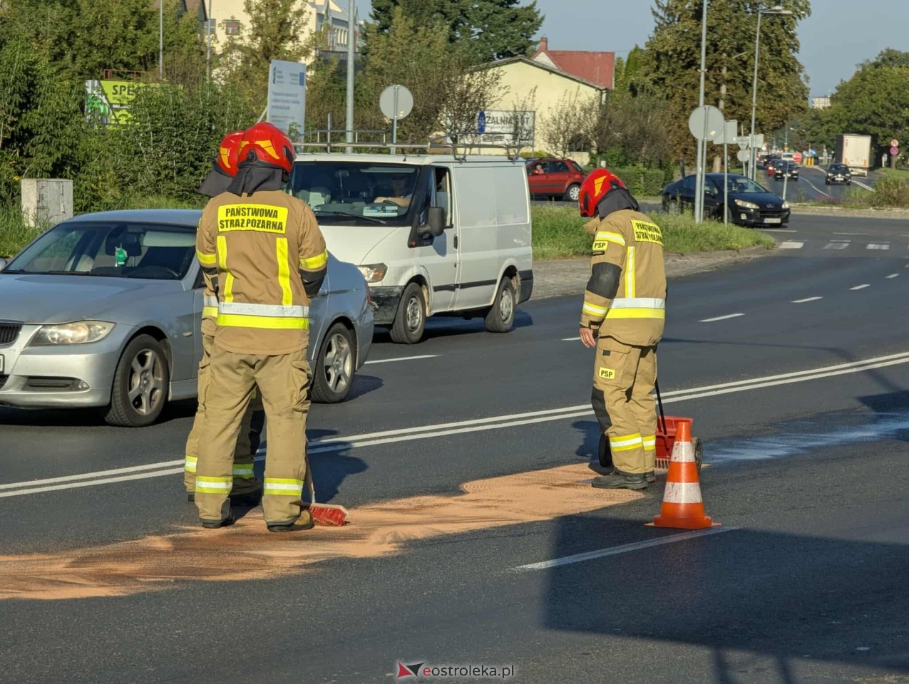 Plama oleju na ulicy Ostrowskiej w Ostrołęce [08.09.2025] - zdjęcie #3 - eOstroleka.pl