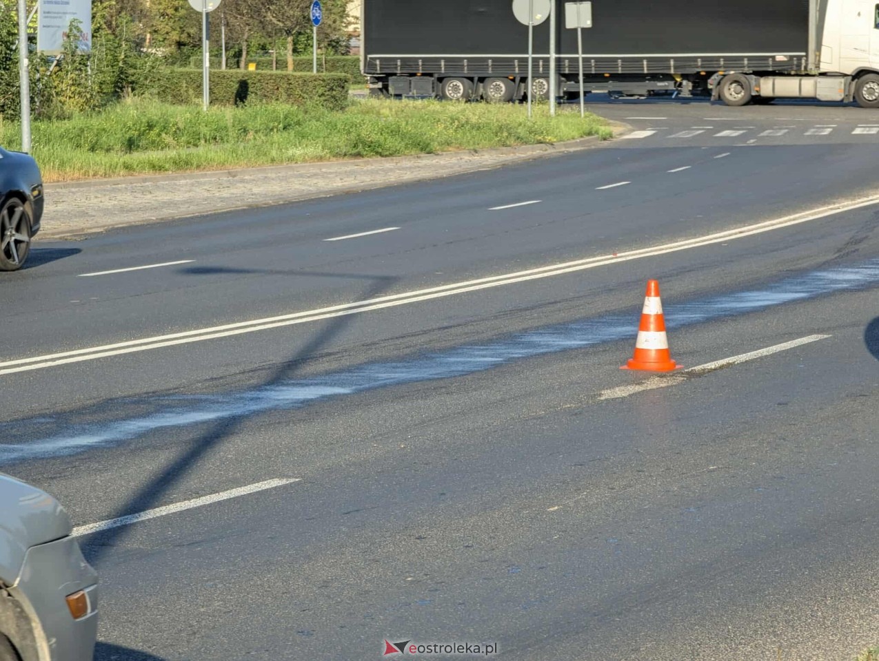 Plama oleju na ulicy Ostrowskiej w Ostrołęce [08.09.2025] - zdjęcie #2 - eOstroleka.pl