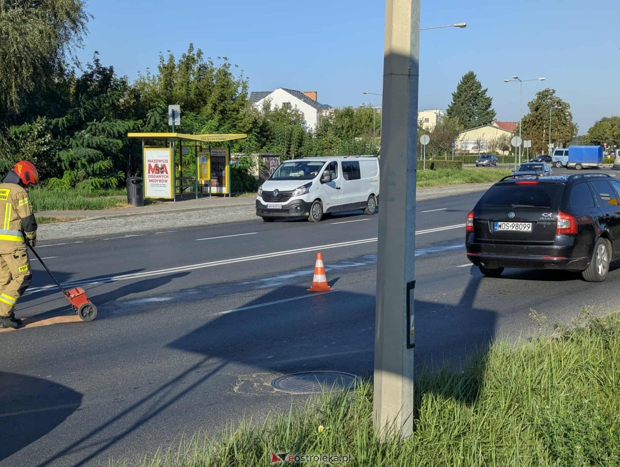 Plama oleju na ulicy Ostrowskiej w Ostrołęce [08.09.2025] - zdjęcie #1 - eOstroleka.pl
