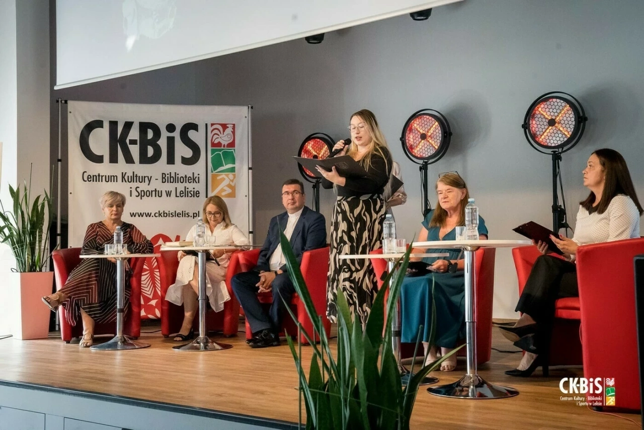 Narodowe Czytanie 2025 w Lelisie [4.09.2025] - zdjęcie #5 - eOstroleka.pl
