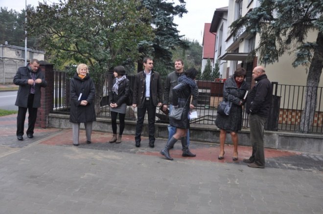 Odebrano ulicę Obrońców i Waleczenych (19.X.2011) - zdjęcie #24 - eOstroleka.pl