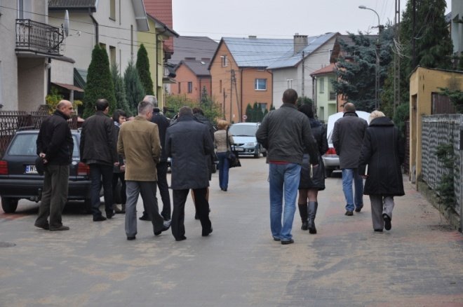 Odebrano ulicę Obrońców i Waleczenych (19.X.2011) - zdjęcie #8 - eOstroleka.pl