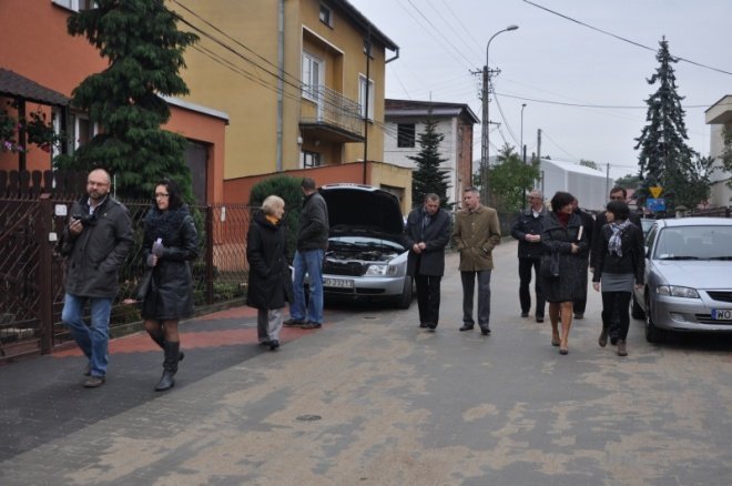 Odebrano ulicę Obrońców i Waleczenych (19.X.2011) - zdjęcie #17 - eOstroleka.pl