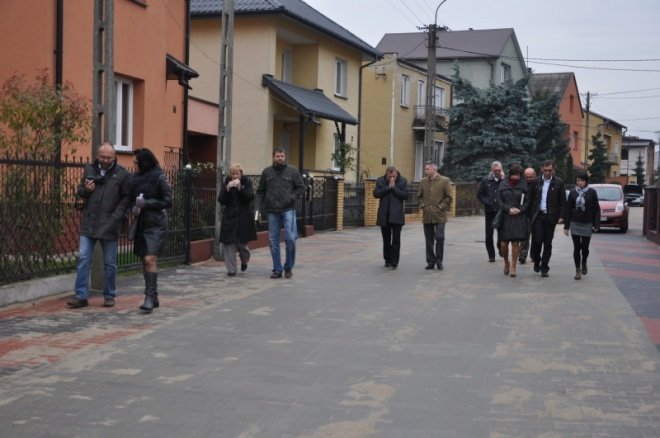 Odebrano ulicę Obrońców i Waleczenych (19.X.2011) - zdjęcie #13 - eOstroleka.pl