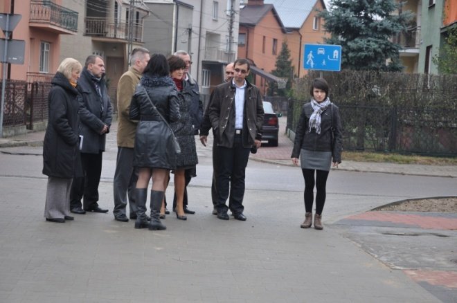 Odebrano ulicę Obrońców i Waleczenych (19.X.2011) - zdjęcie #11 - eOstroleka.pl