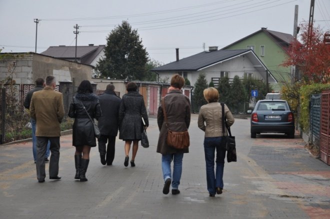 Odebrano ulicę Obrońców i Waleczenych (19.X.2011) - zdjęcie #19 - eOstroleka.pl