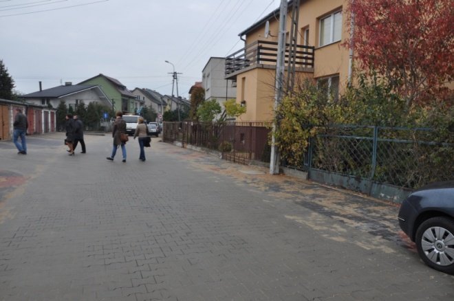 Odebrano ulicę Obrońców i Waleczenych (19.X.2011) - zdjęcie #6 - eOstroleka.pl