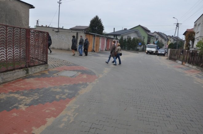 Odebrano ulicę Obrońców i Waleczenych (19.X.2011) - zdjęcie #5 - eOstroleka.pl