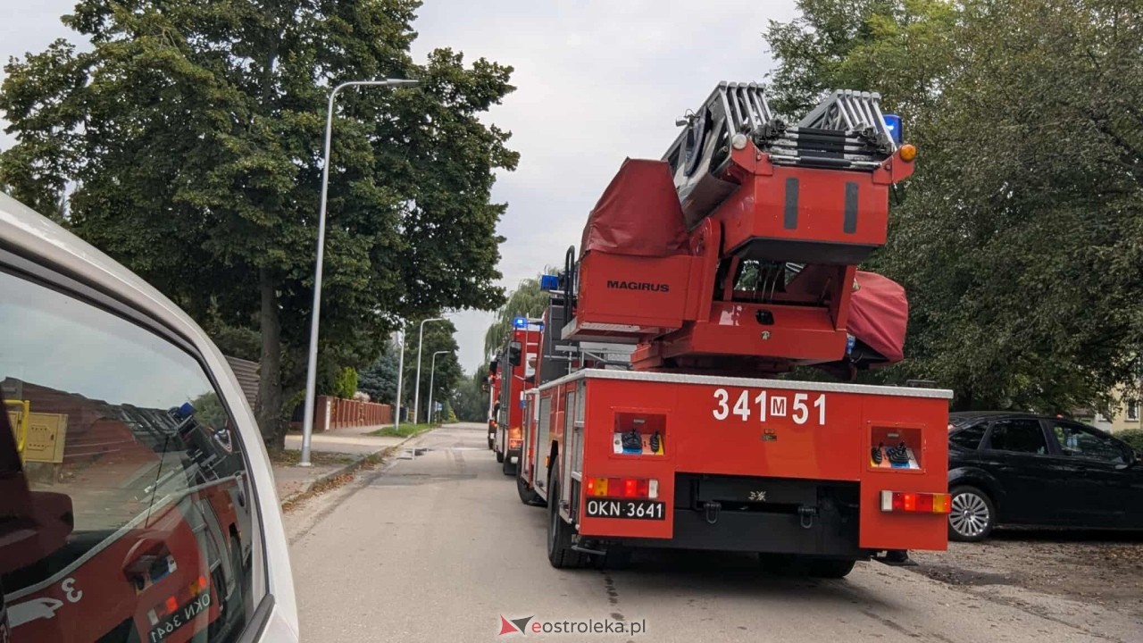 Akcja ratunkowa w bloku przy Sochaczewskiego w Ostrołęce [13.09.2025] - zdjęcie #11 - eOstroleka.pl