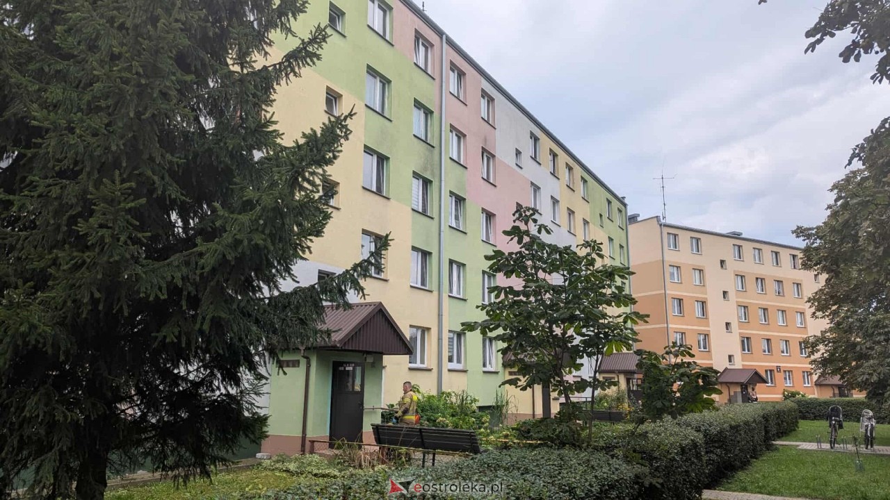 Akcja ratunkowa w bloku przy Sochaczewskiego w Ostrołęce [13.09.2025] - zdjęcie #10 - eOstroleka.pl