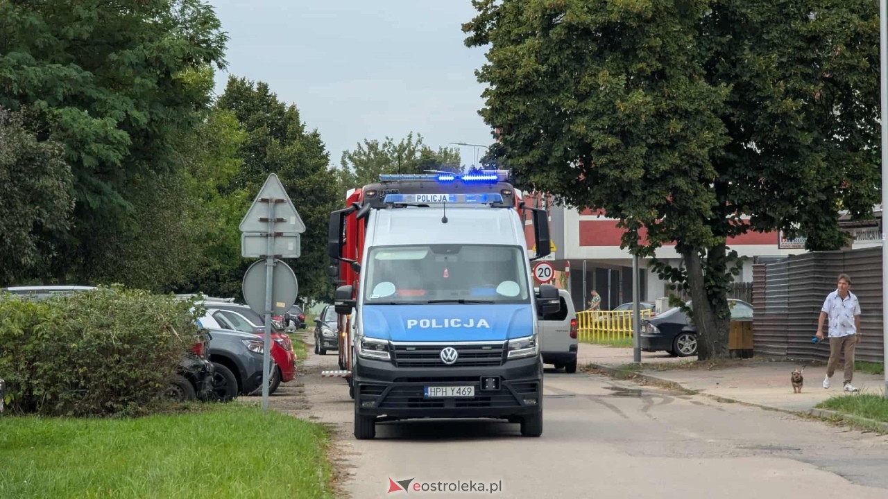 Akcja ratunkowa w bloku przy Sochaczewskiego w Ostrołęce [13.09.2025] - zdjęcie #7 - eOstroleka.pl