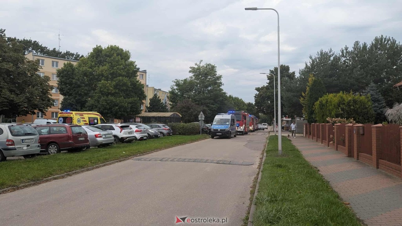 Akcja ratunkowa w bloku przy Sochaczewskiego w Ostrołęce [13.09.2025] - zdjęcie #5 - eOstroleka.pl